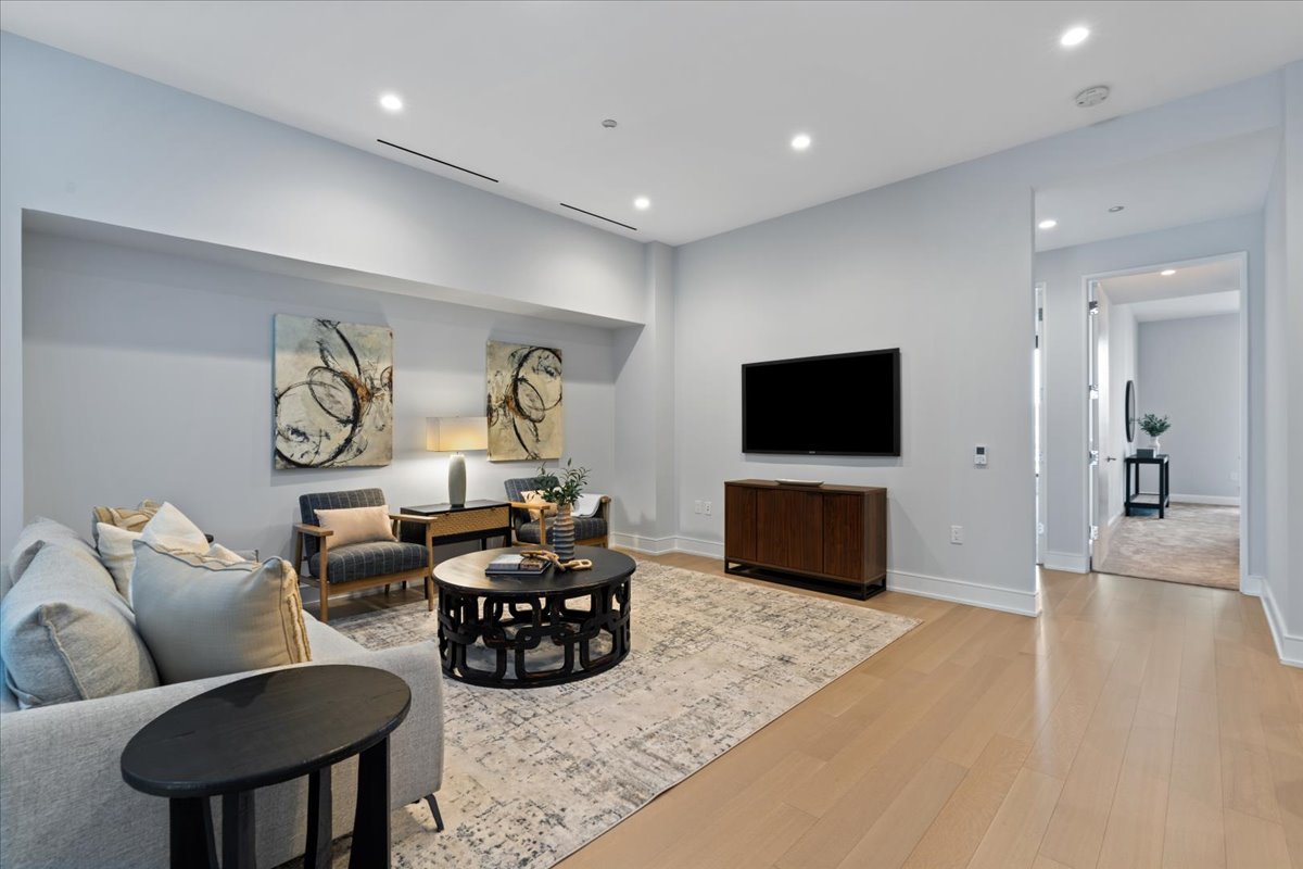 1550 N Clark Street Unit: 604