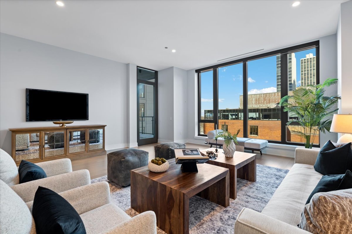 1550 N Clark Street Unit: 604