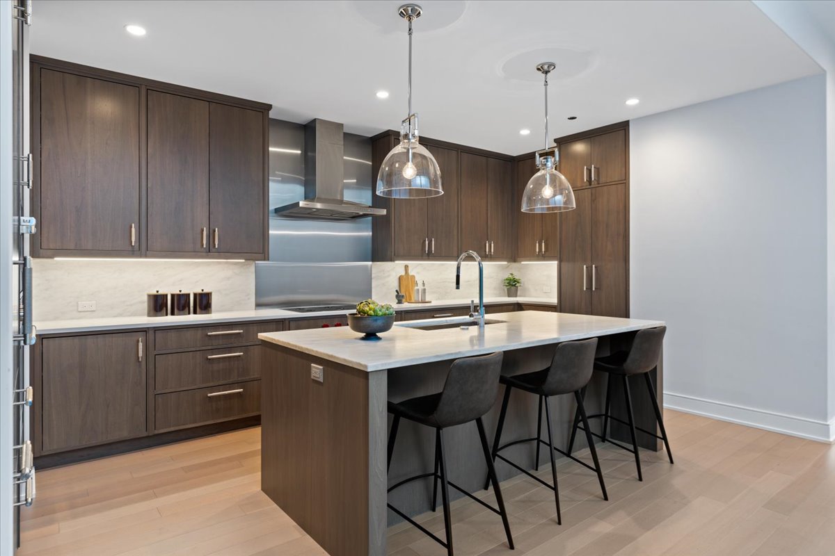 1550 N Clark Street Unit: 604