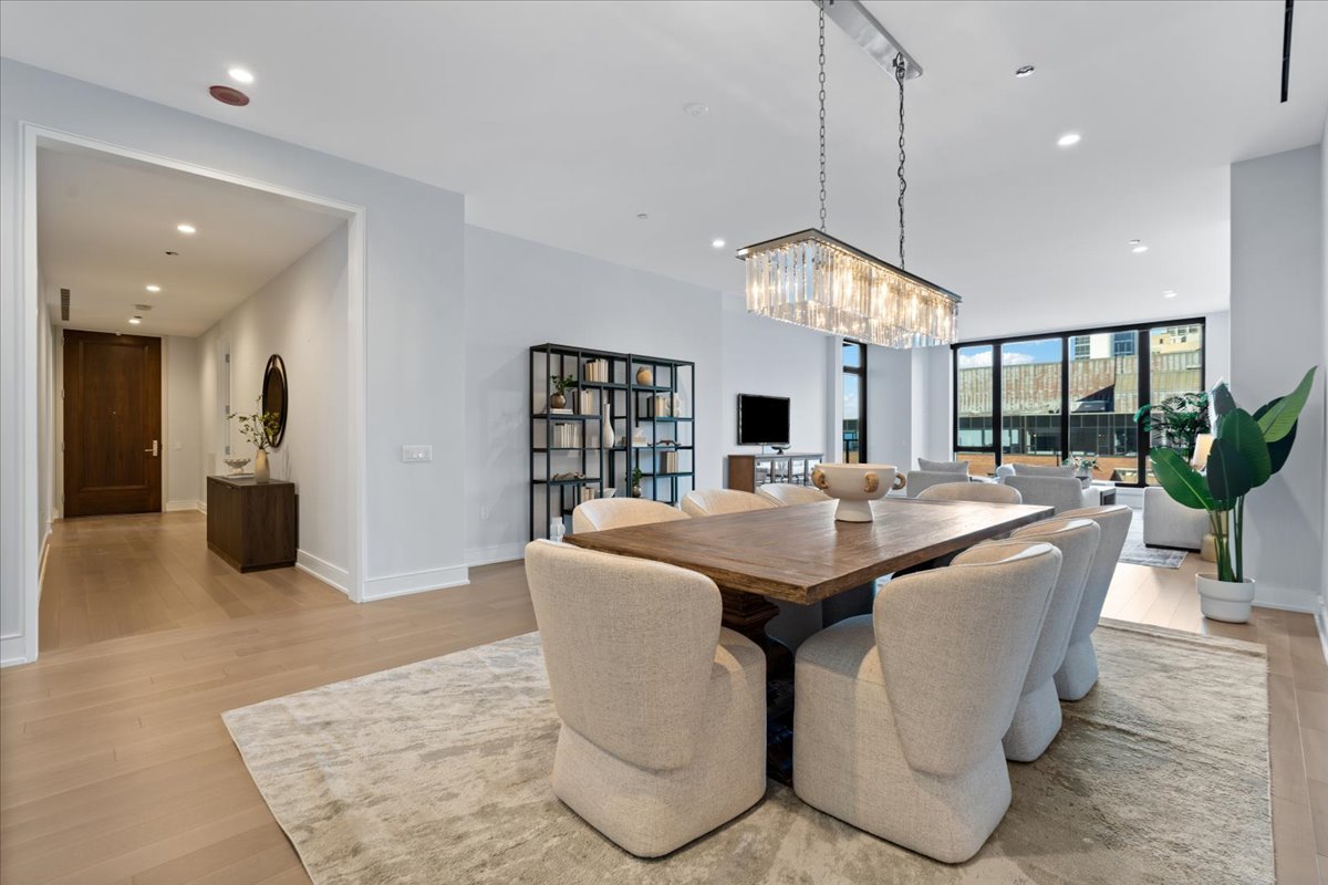 1550 N Clark Street Unit: 604