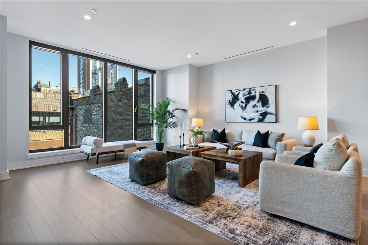 1550 N Clark Street Unit: 604