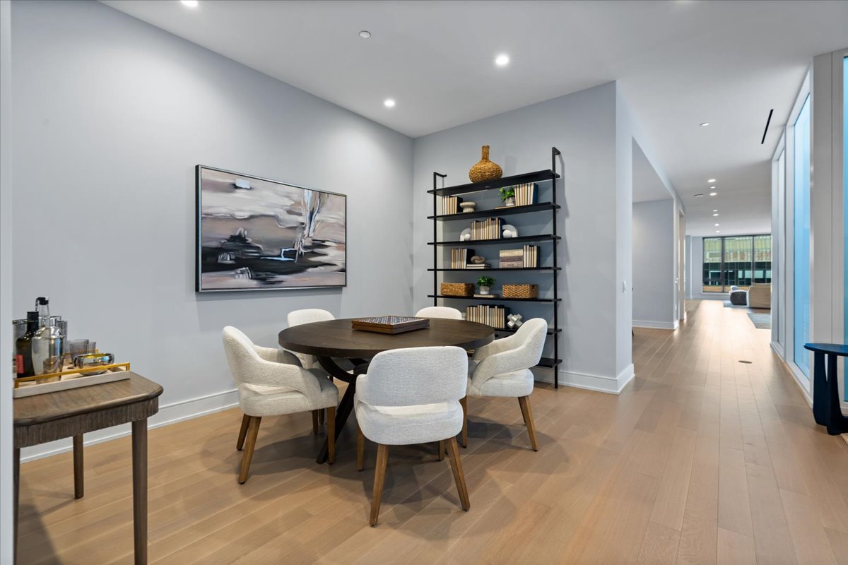 1550 N Clark Street Unit: 604