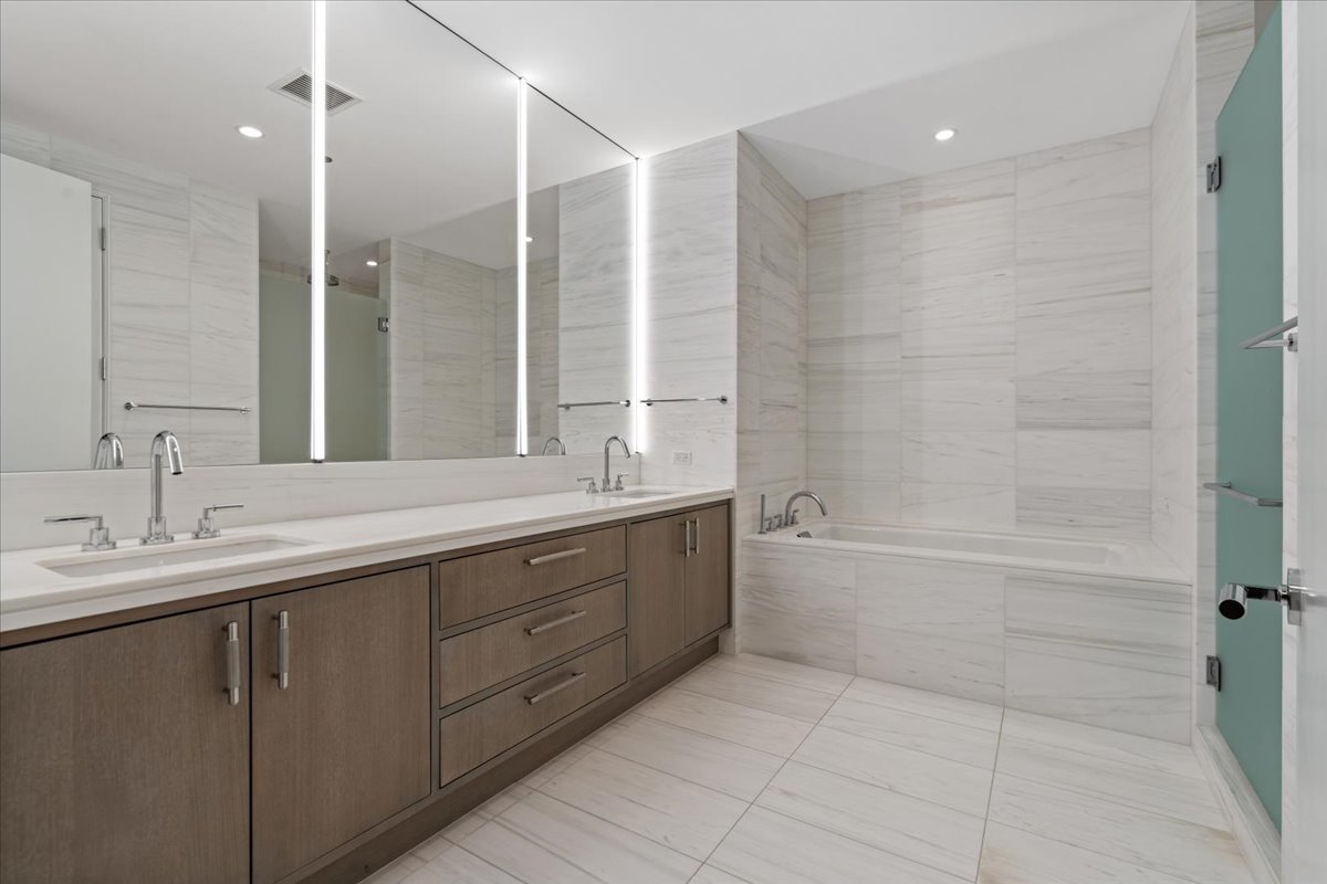 1550 N Clark Street Unit: 604