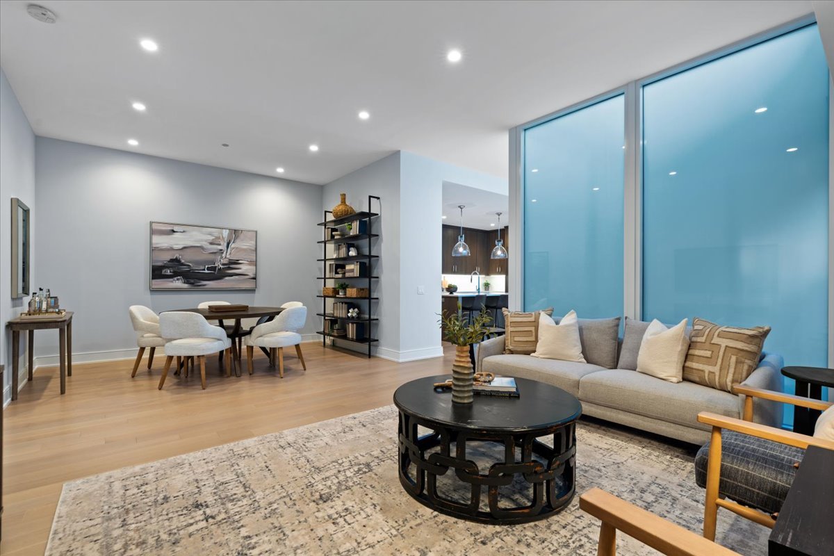 1550 N Clark Street Unit: 604