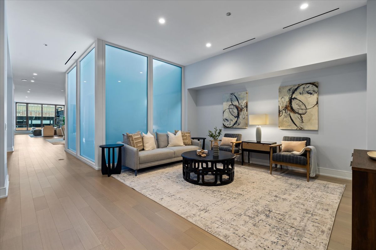 1550 N Clark Street Unit: 604