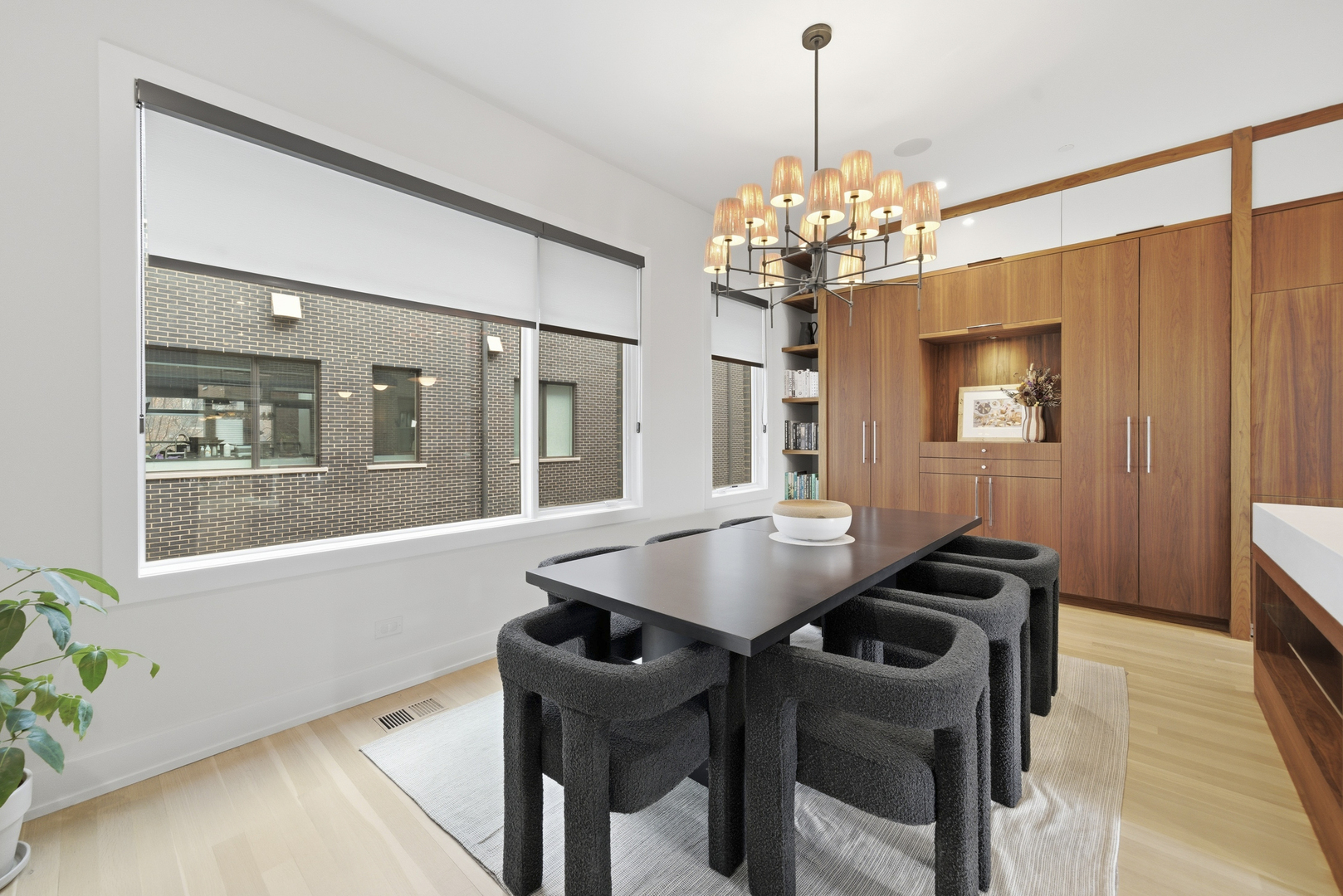 2748 N Lakewood Avenue Unit: 4