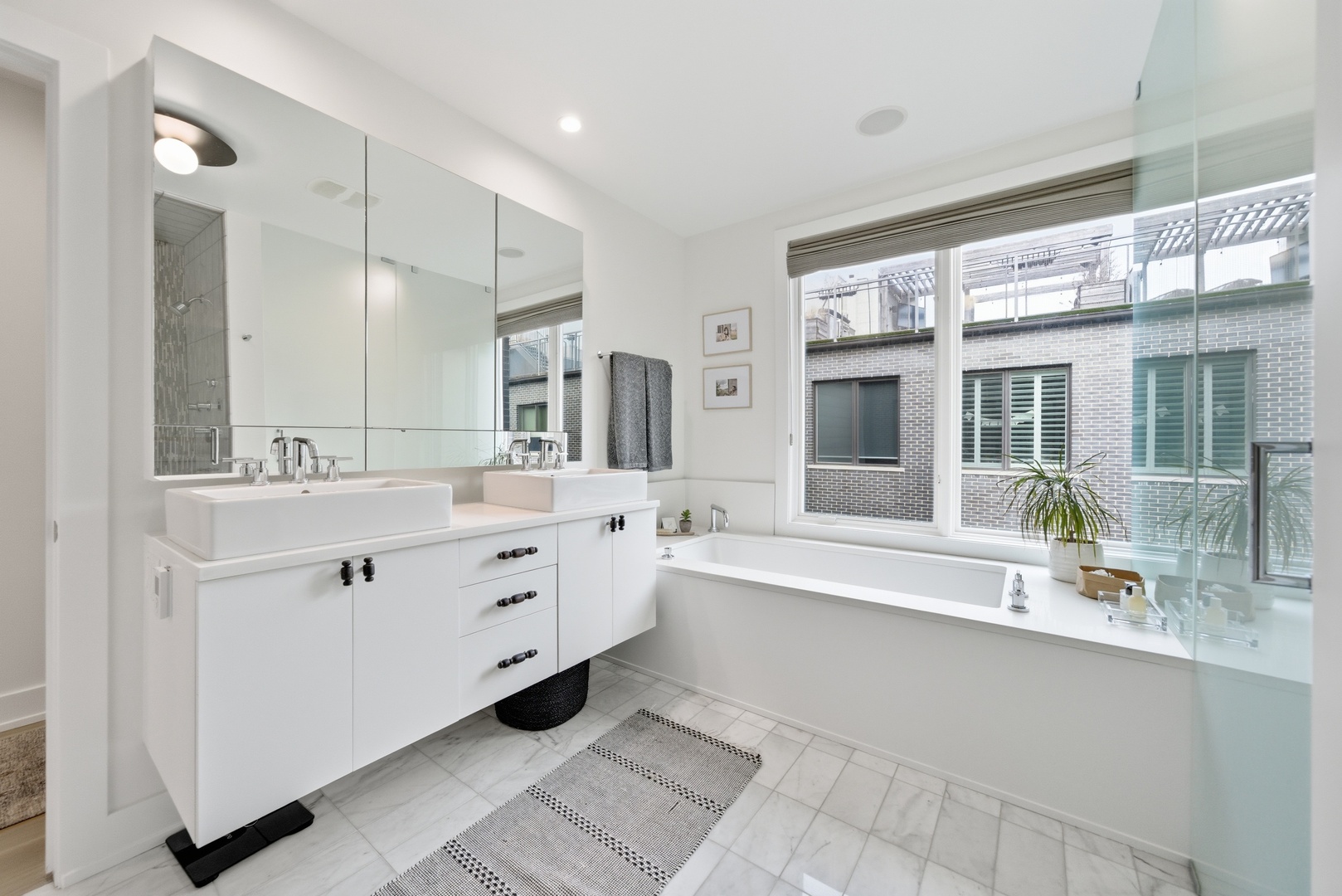 2748 N Lakewood Avenue Unit: 4