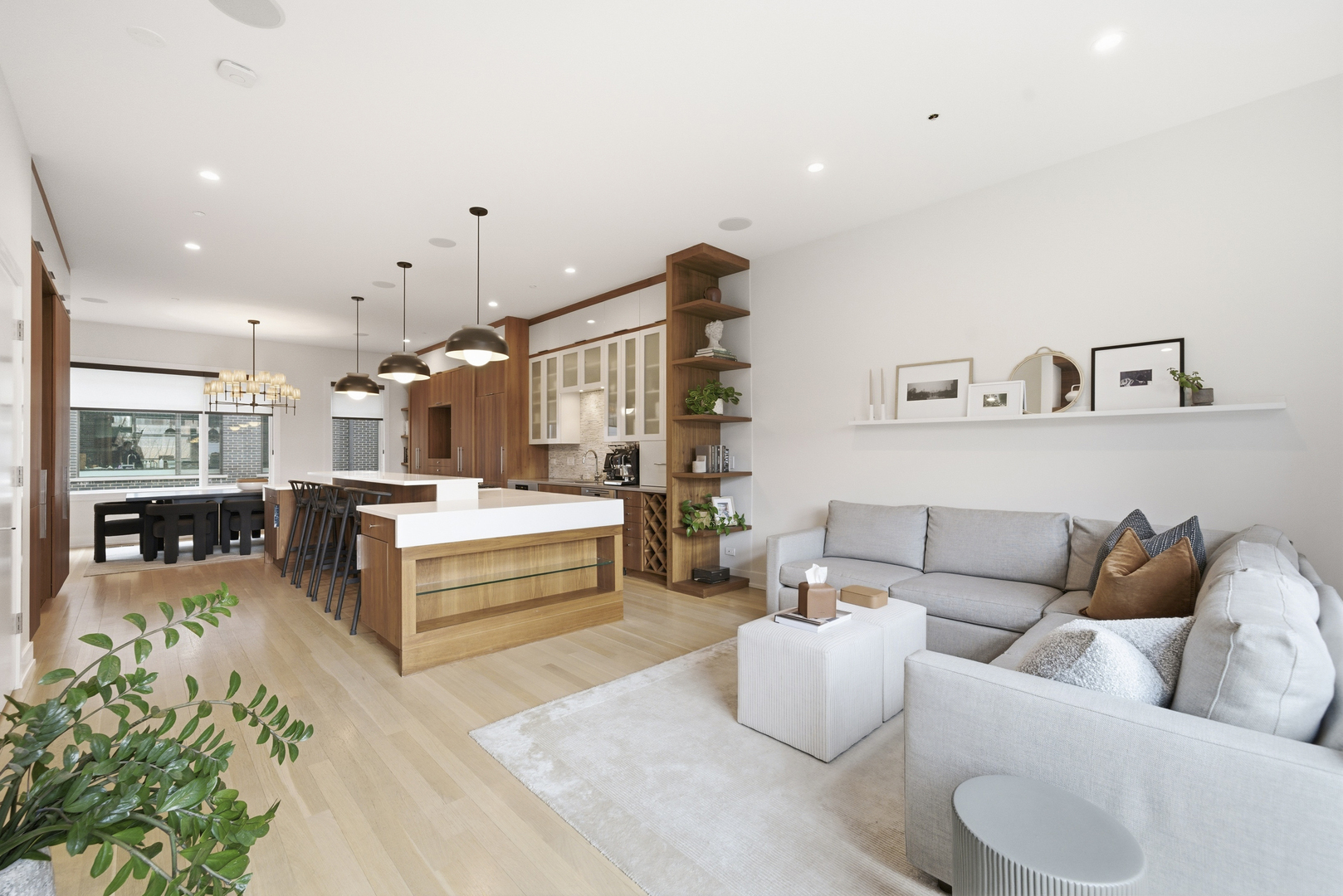 2748 N Lakewood Avenue Unit: 4