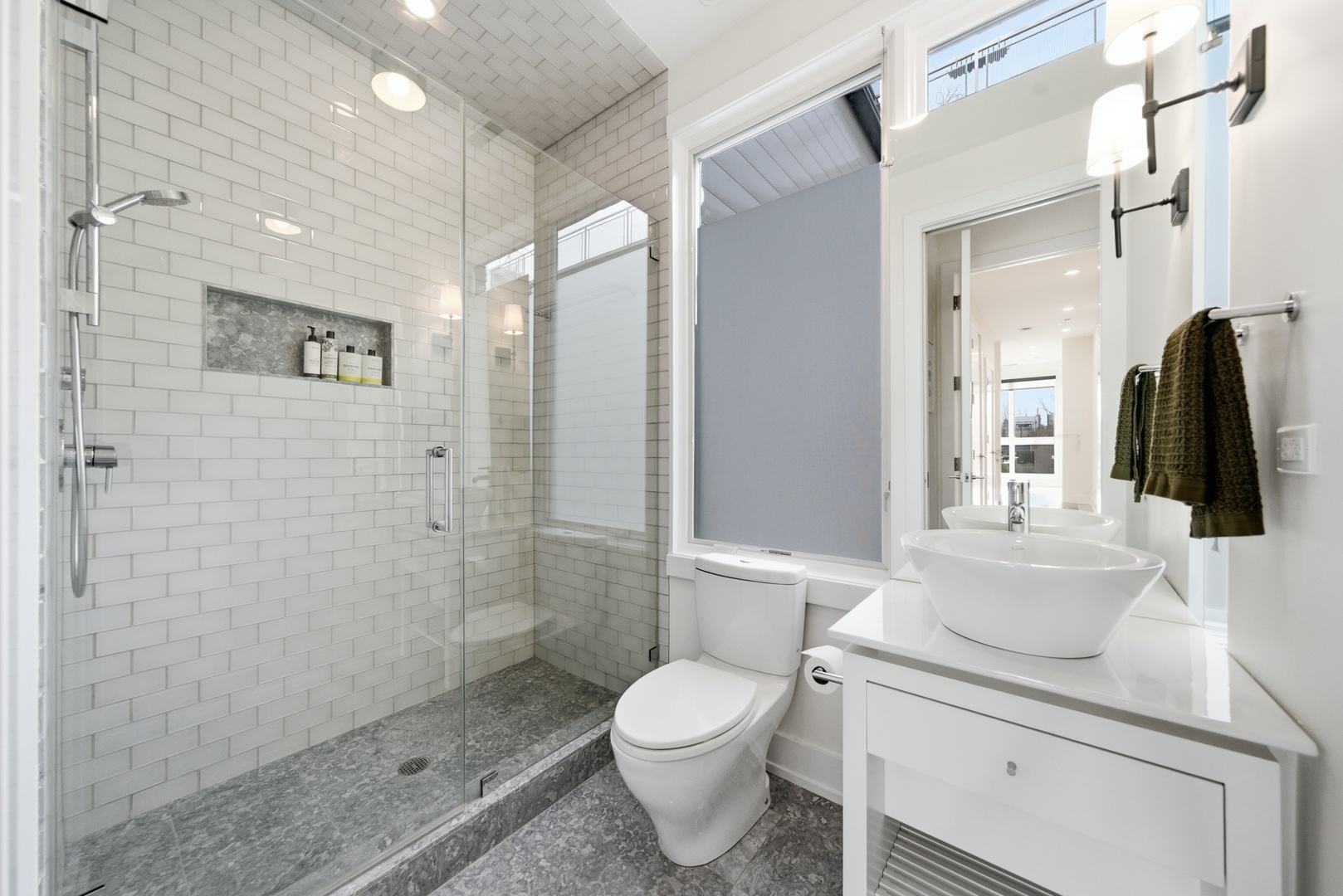 2748 N Lakewood Avenue Unit: 4