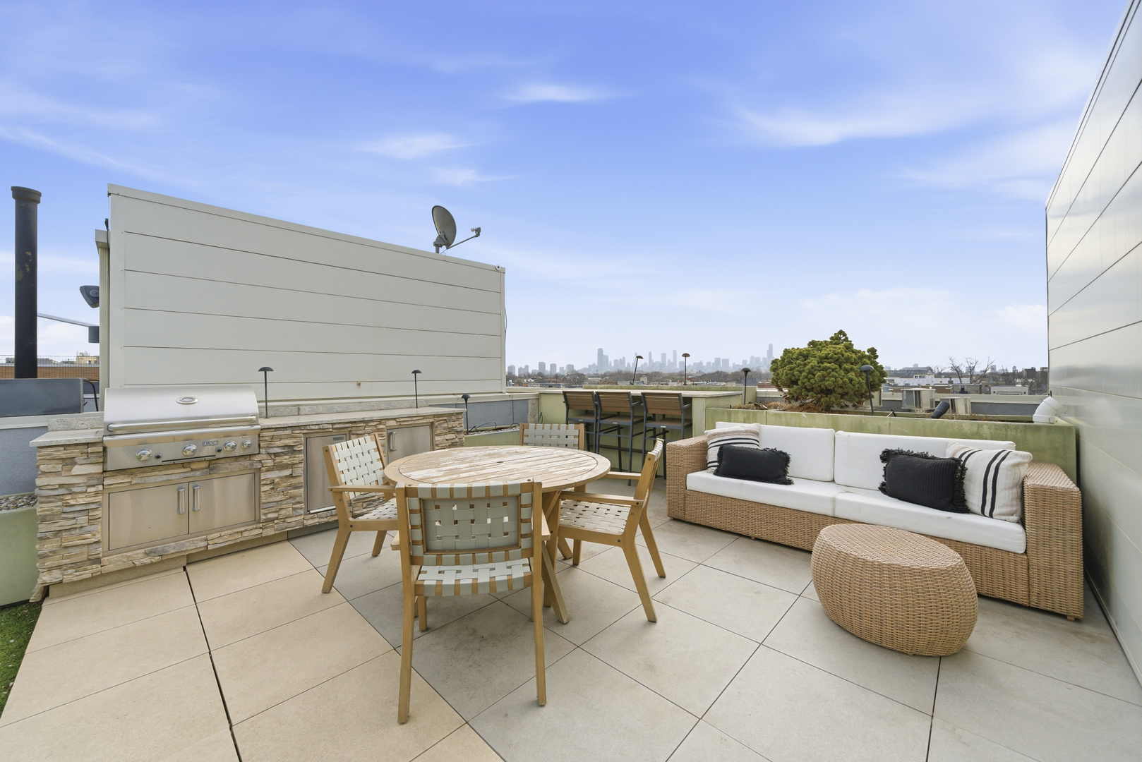 2748 N Lakewood Avenue Unit: 4