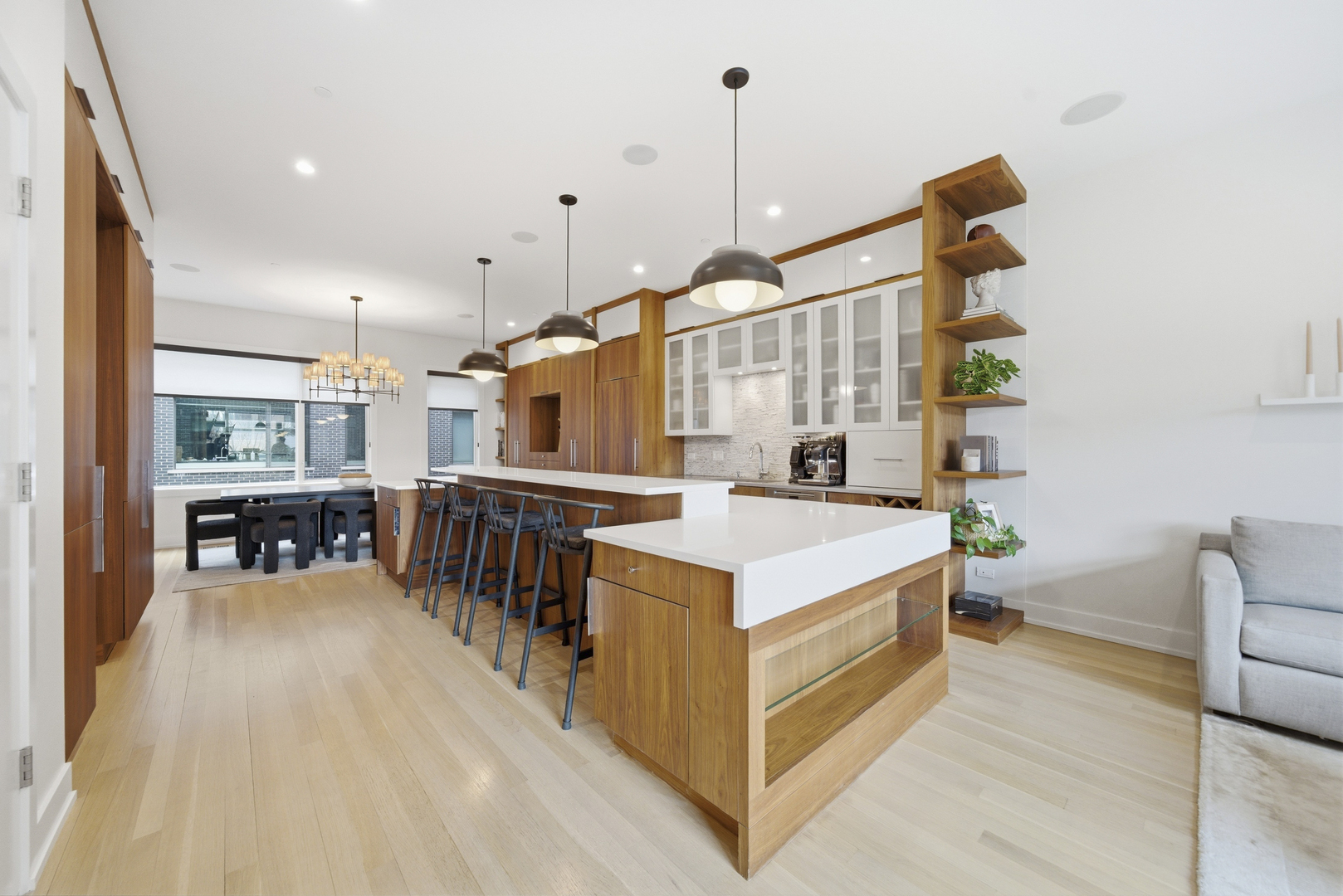 2748 N Lakewood Avenue Unit: 4