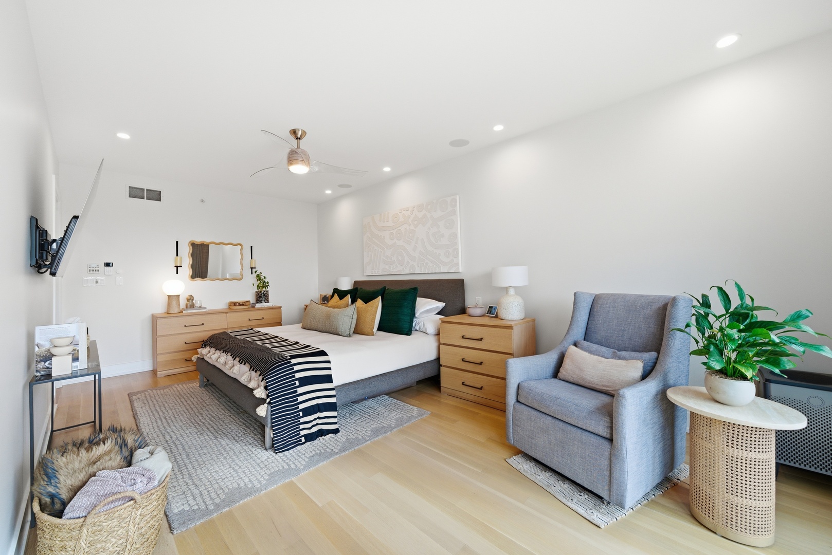 2748 N Lakewood Avenue Unit: 4