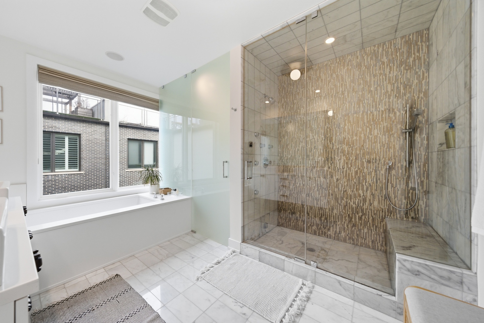 2748 N Lakewood Avenue Unit: 4