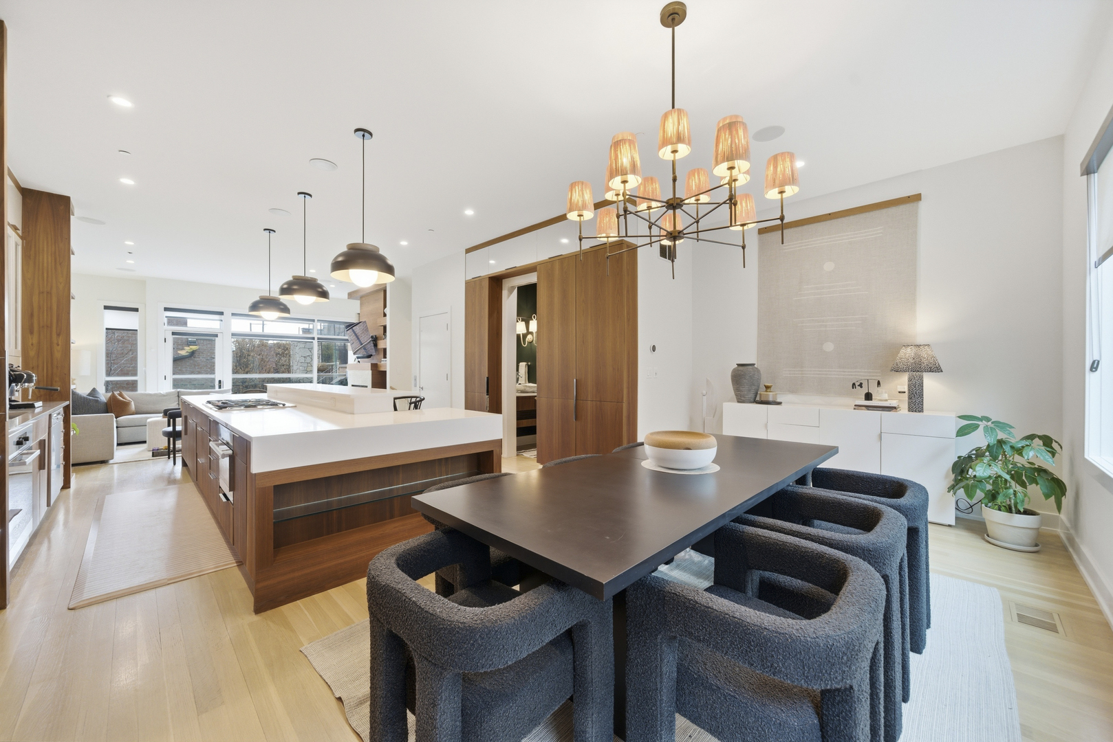 2748 N Lakewood Avenue Unit: 4