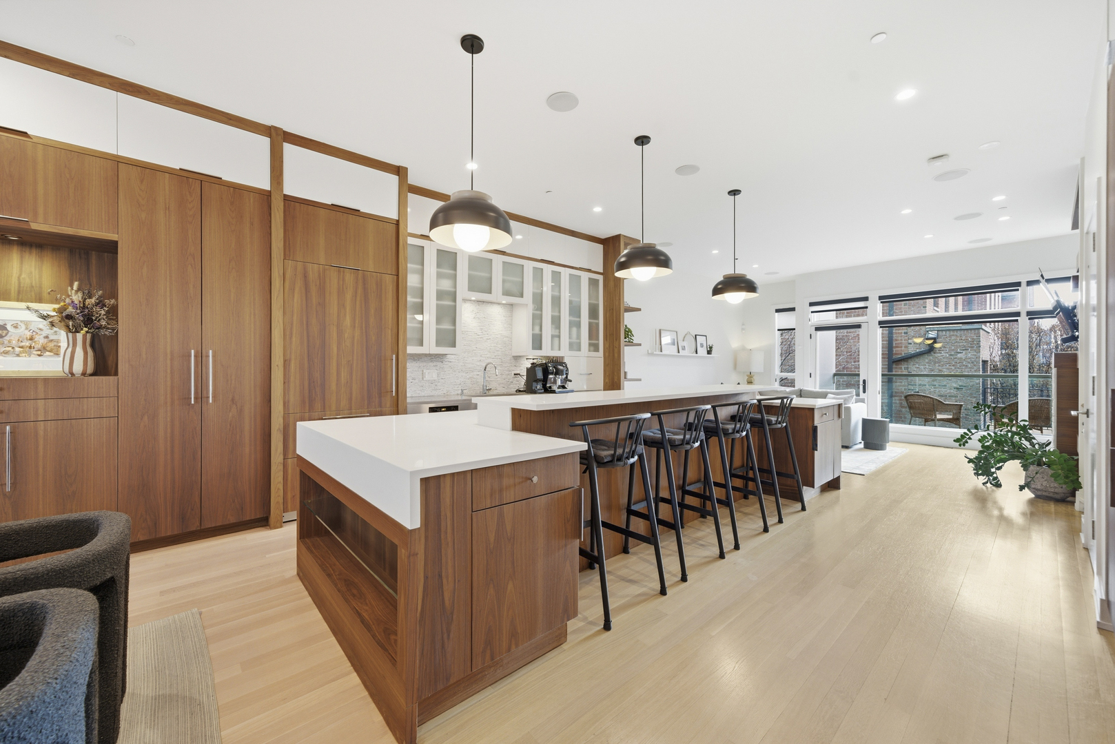 2748 N Lakewood Avenue Unit: 4