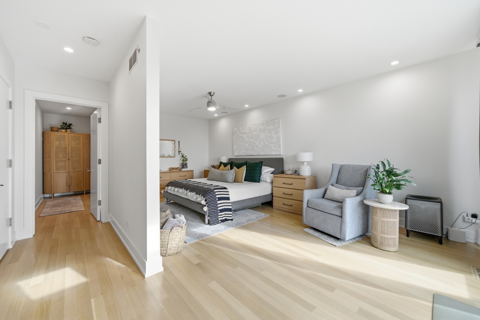 2748 N Lakewood Avenue Unit: 4