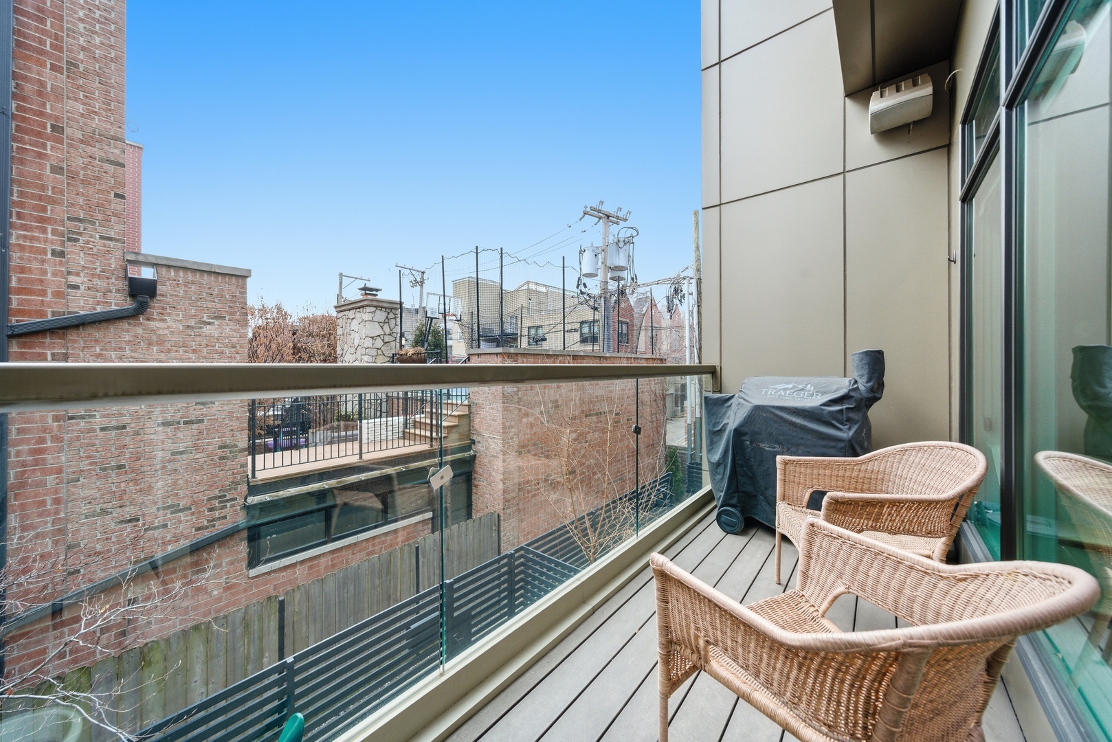 2748 N Lakewood Avenue Unit: 4