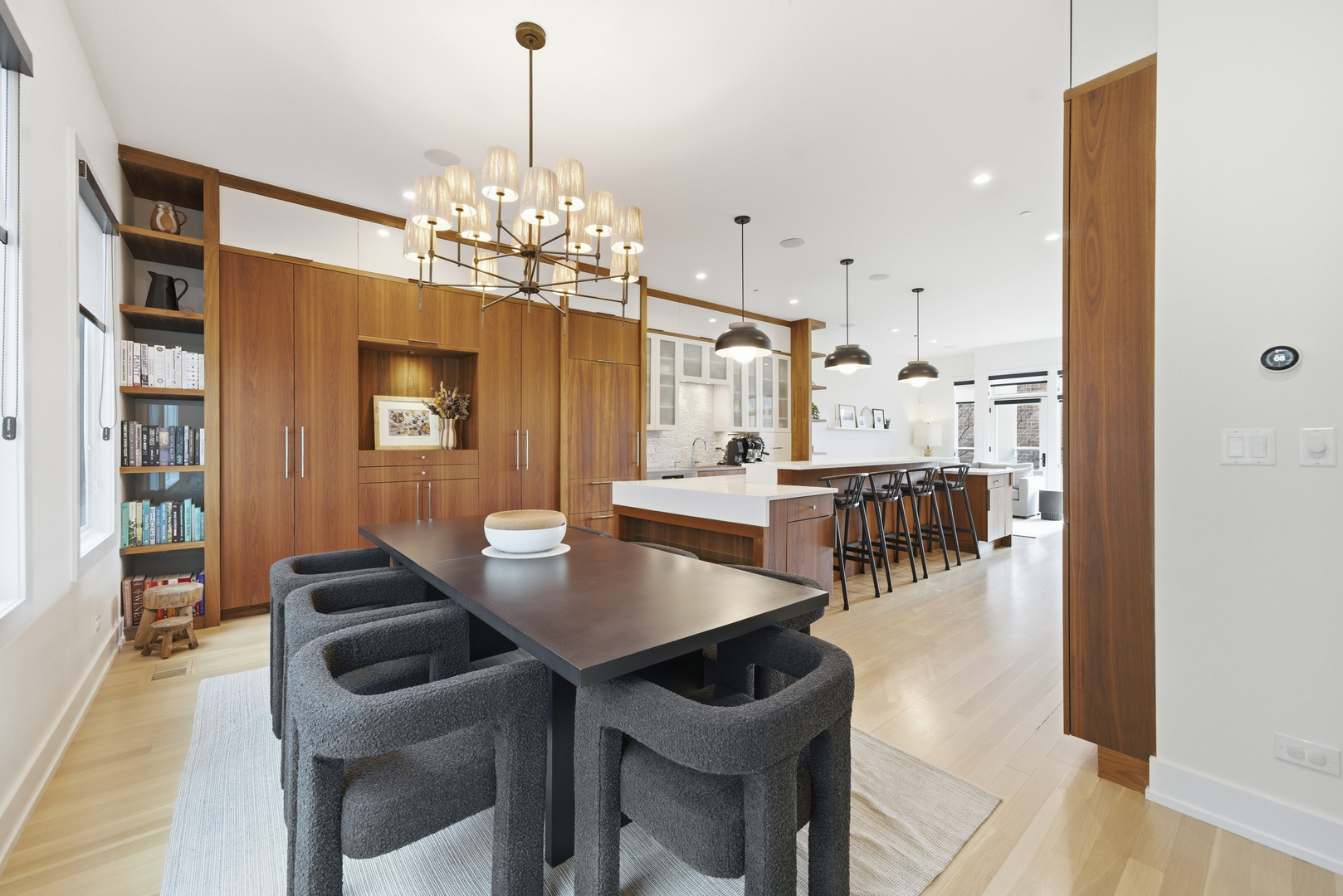 2748 N Lakewood Avenue Unit: 4