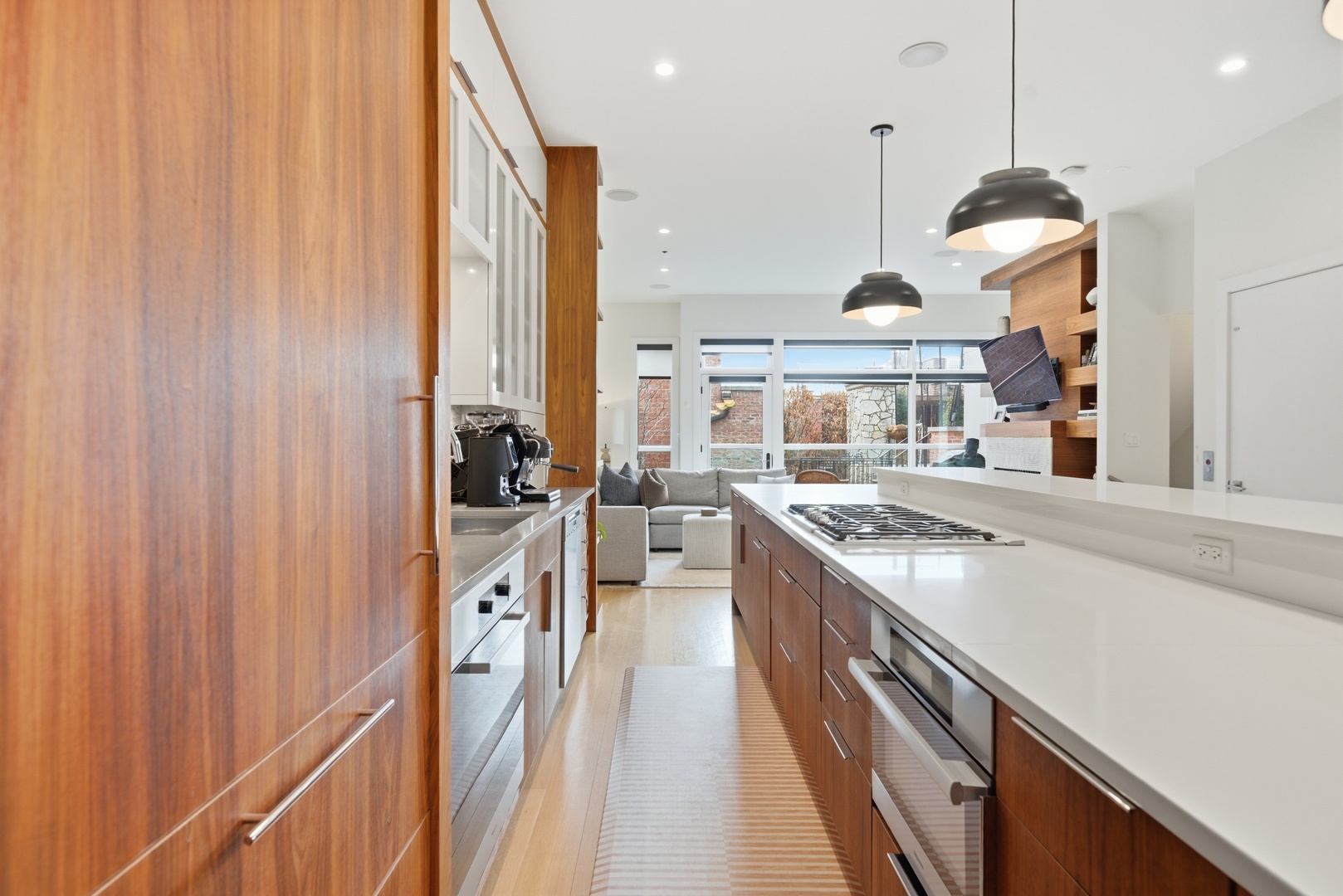 2748 N Lakewood Avenue Unit: 4