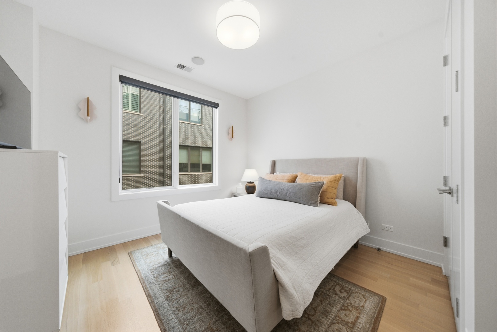 2748 N Lakewood Avenue Unit: 4