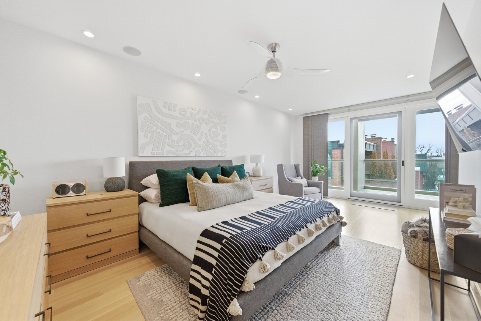 2748 N Lakewood Avenue Unit: 4