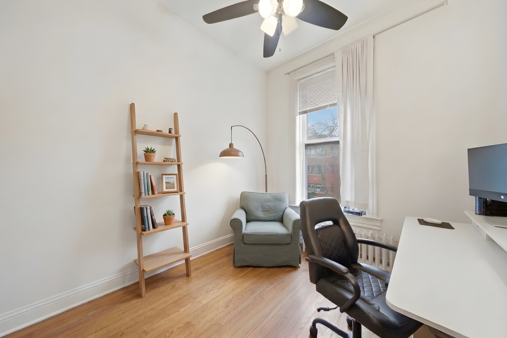 849 W Newport Avenue