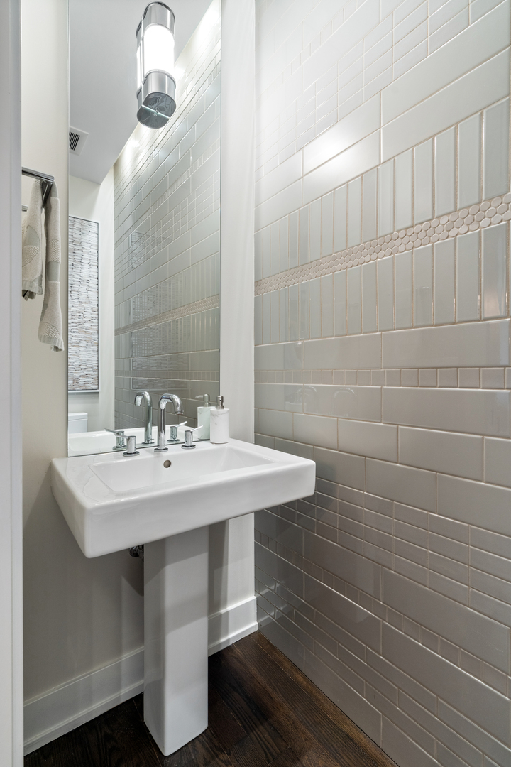 1303 W Diversey Parkway