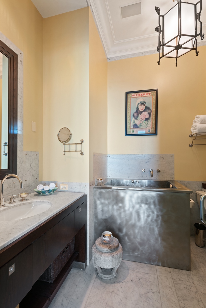 800 N Michigan Avenue Unit: 63PH