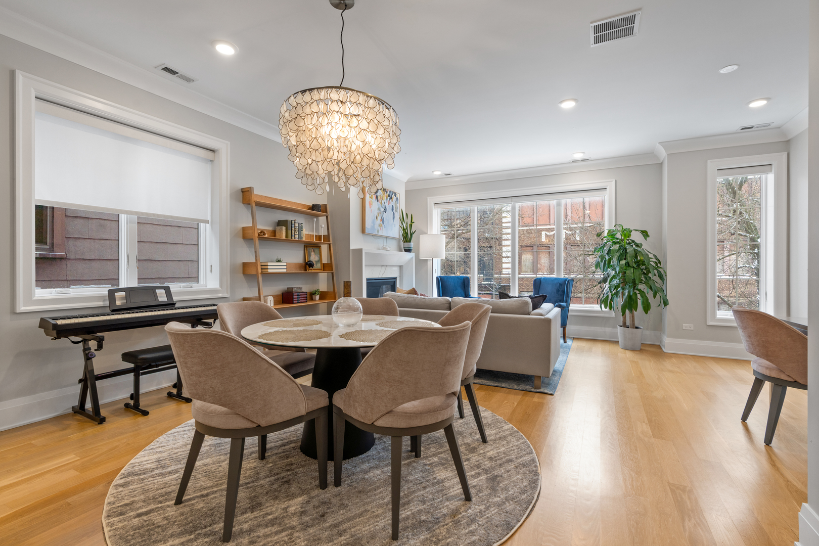 1517 W Barry Avenue Unit: 2W