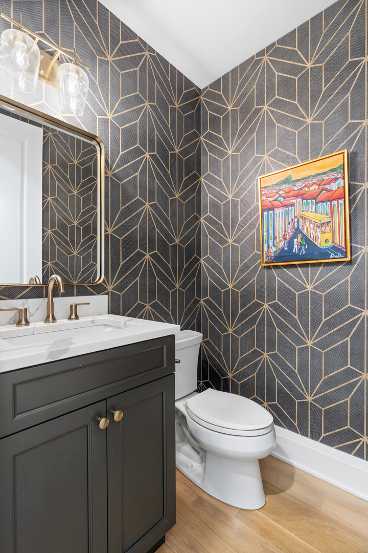 1517 W Barry Avenue Unit: 2W