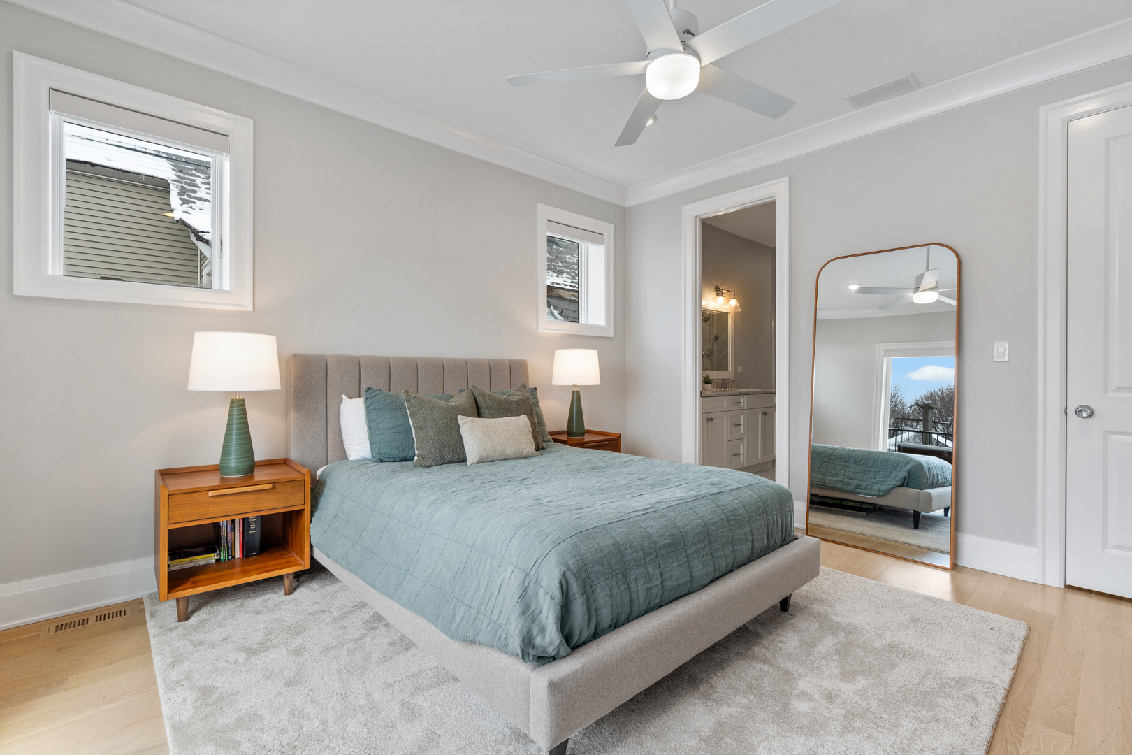 1517 W Barry Avenue Unit: 2W