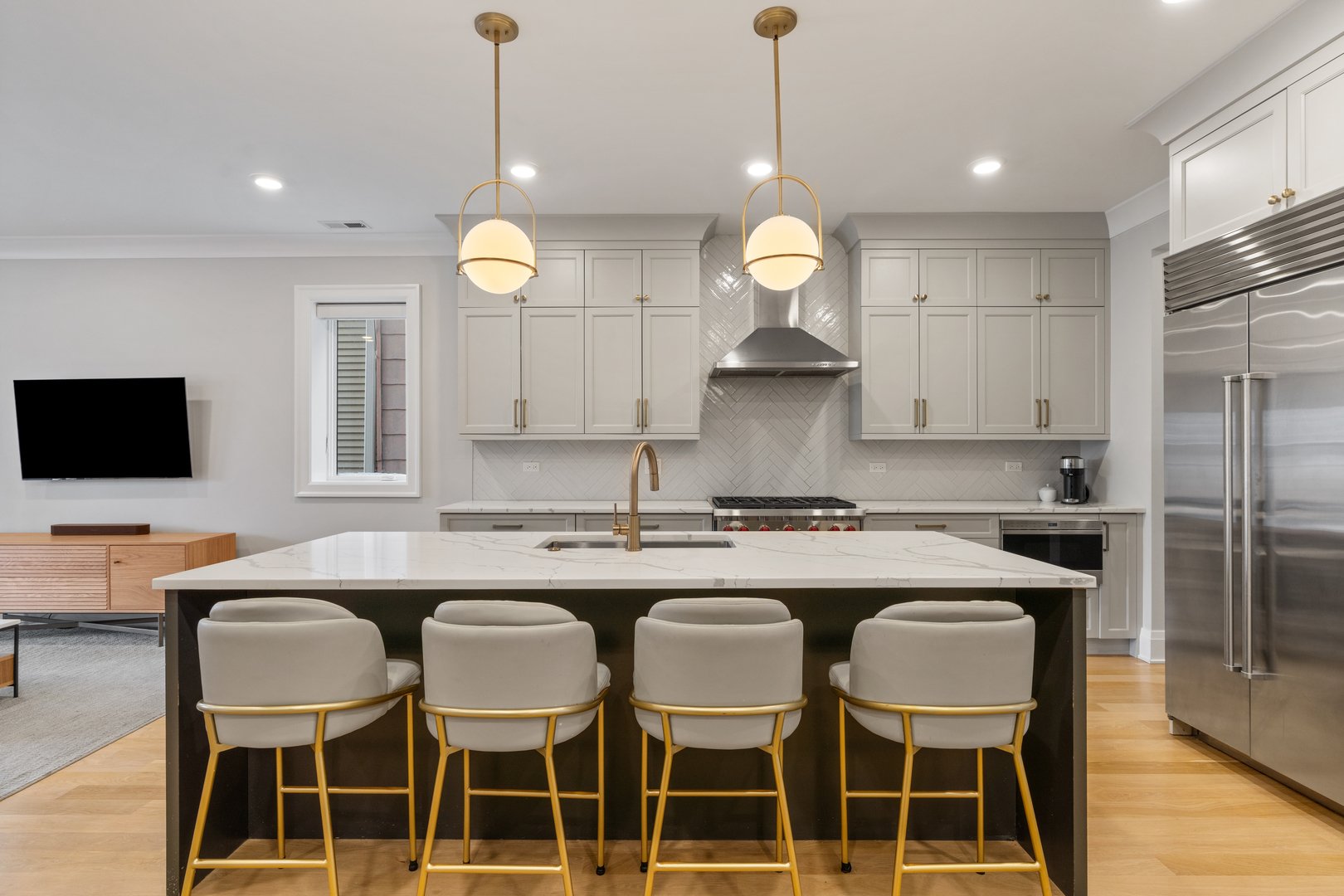 1517 W Barry Avenue Unit: 2W