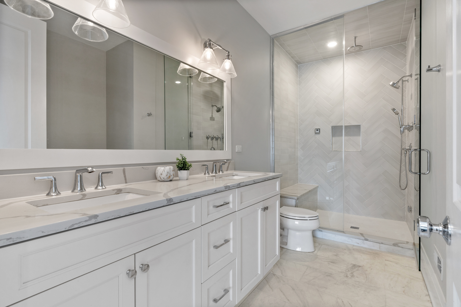 1517 W Barry Avenue Unit: 2W