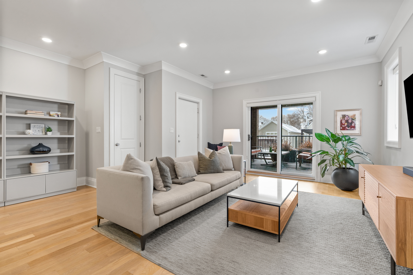 1517 W Barry Avenue Unit: 2W