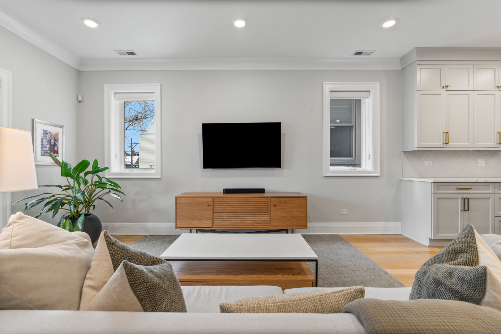 1517 W Barry Avenue Unit: 2W