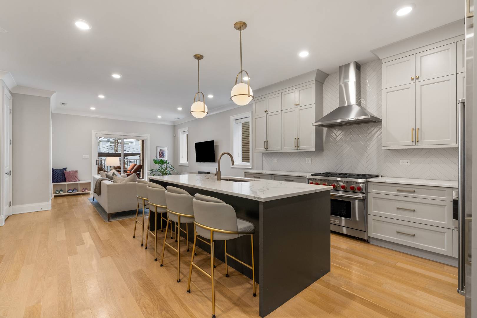 1517 W Barry Avenue Unit: 2W