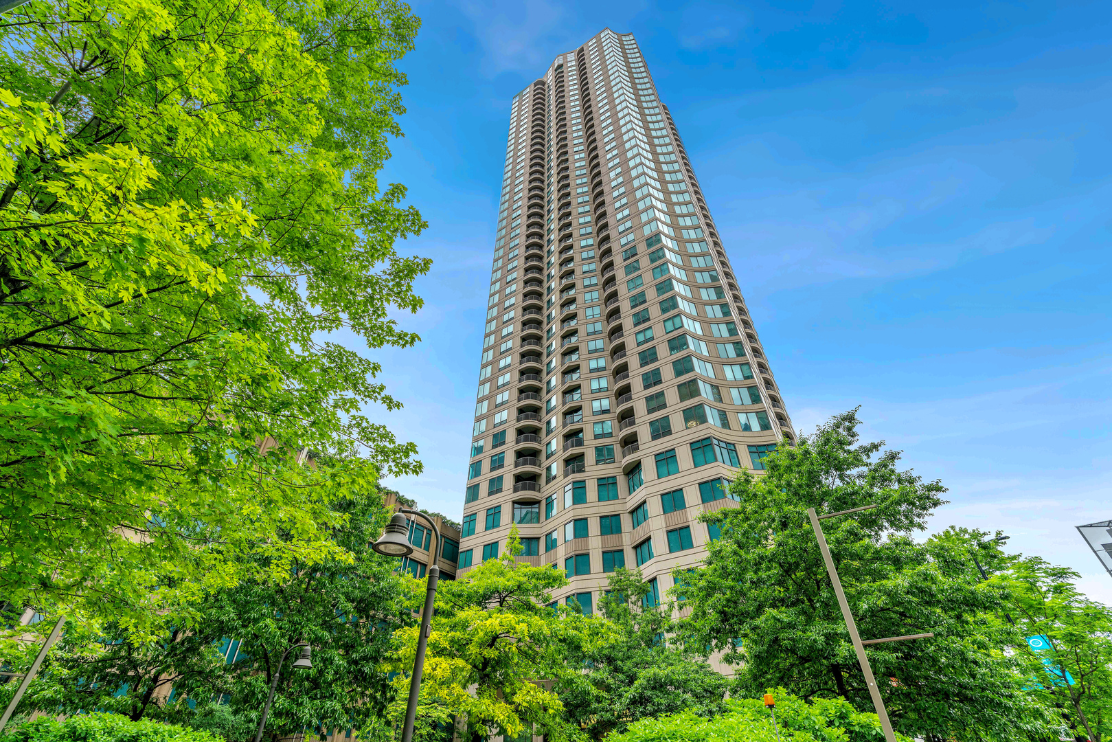 400 N LaSalle Street Unit: 4302