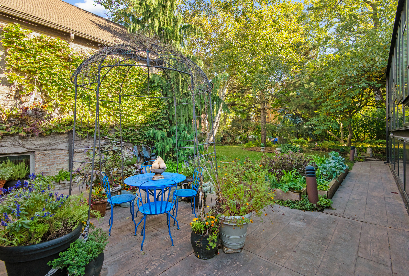 1652 N Leavitt Street