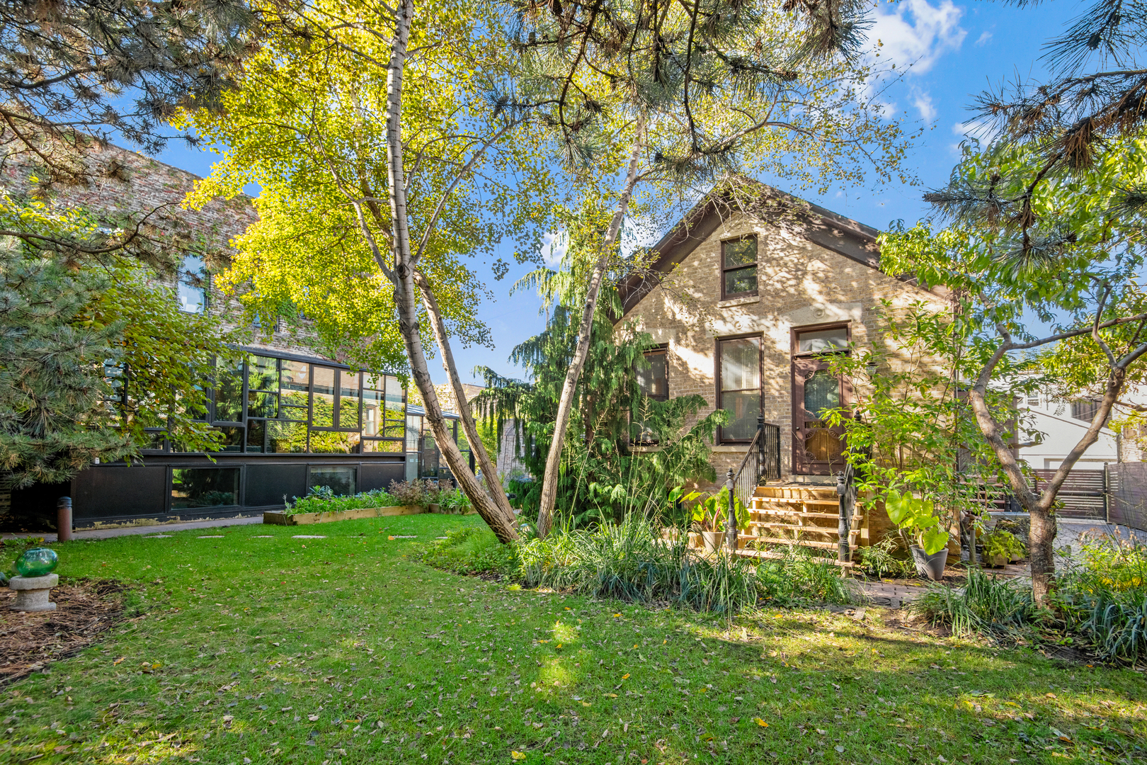 1652 N Leavitt Street