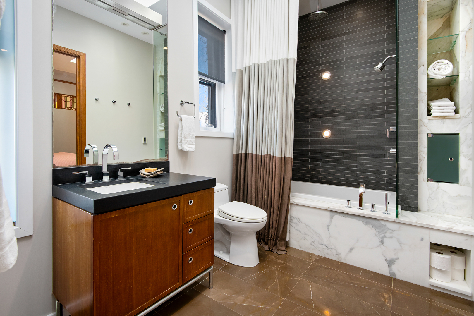 1652 N Leavitt Street