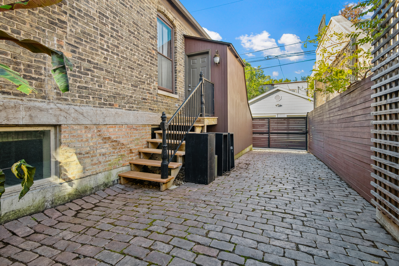 1652 N Leavitt Street