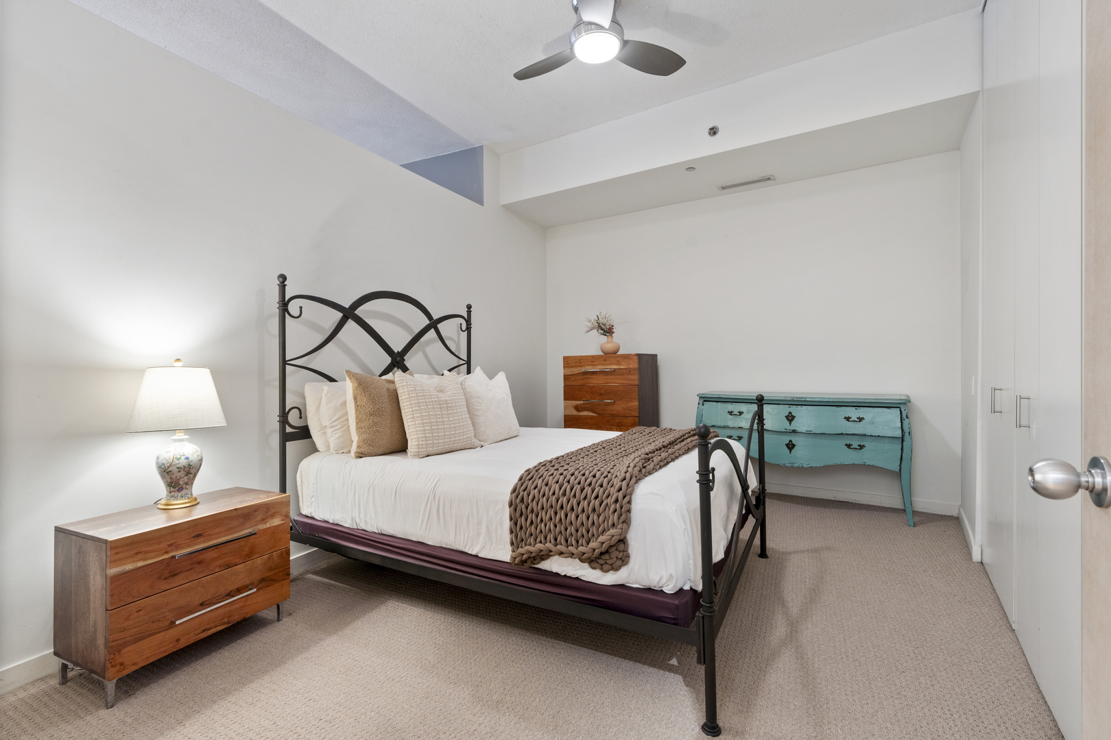 950 W Erie Street Unit: 602