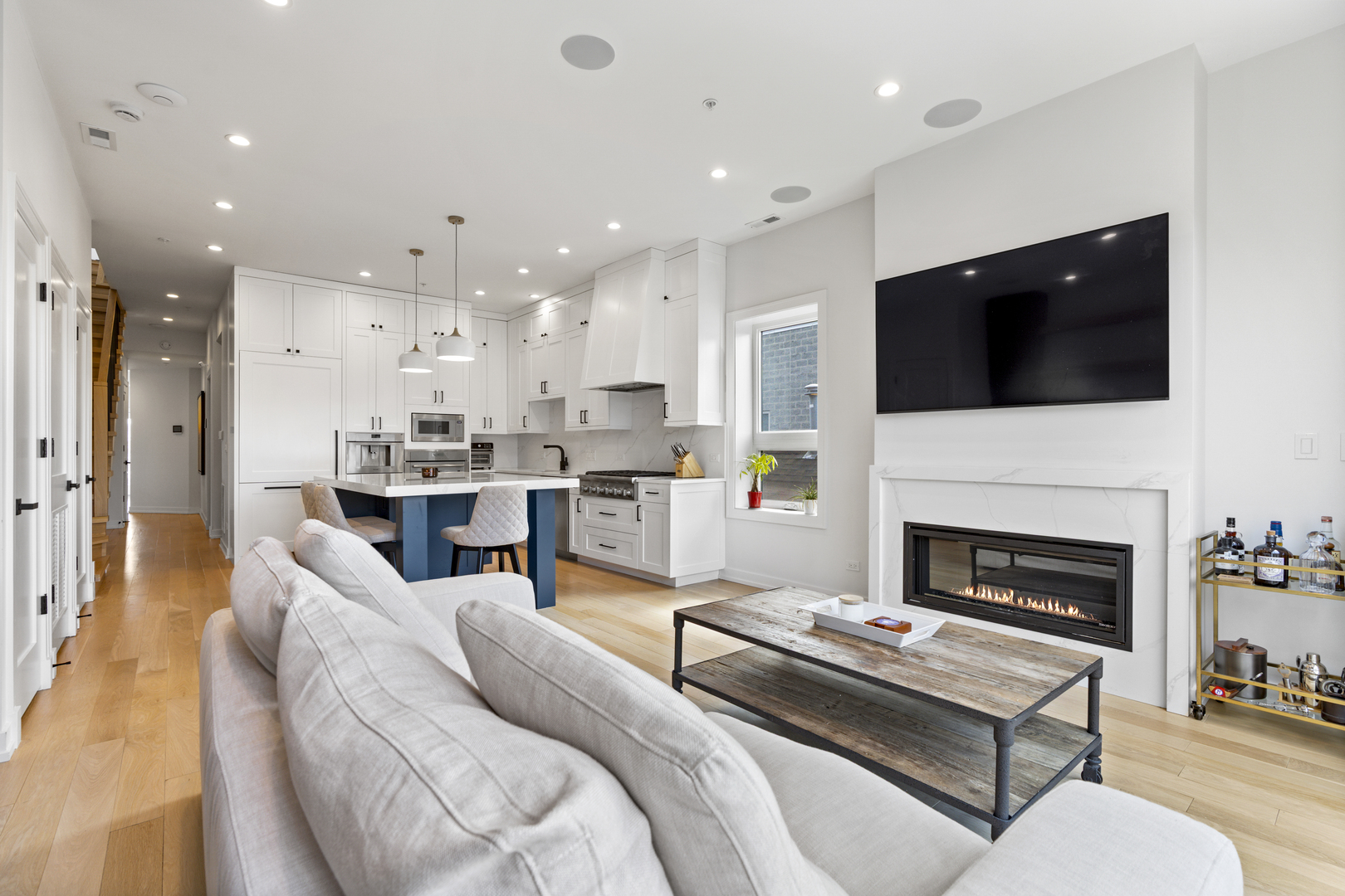 1525 N Bosworth Avenue Unit: 3S