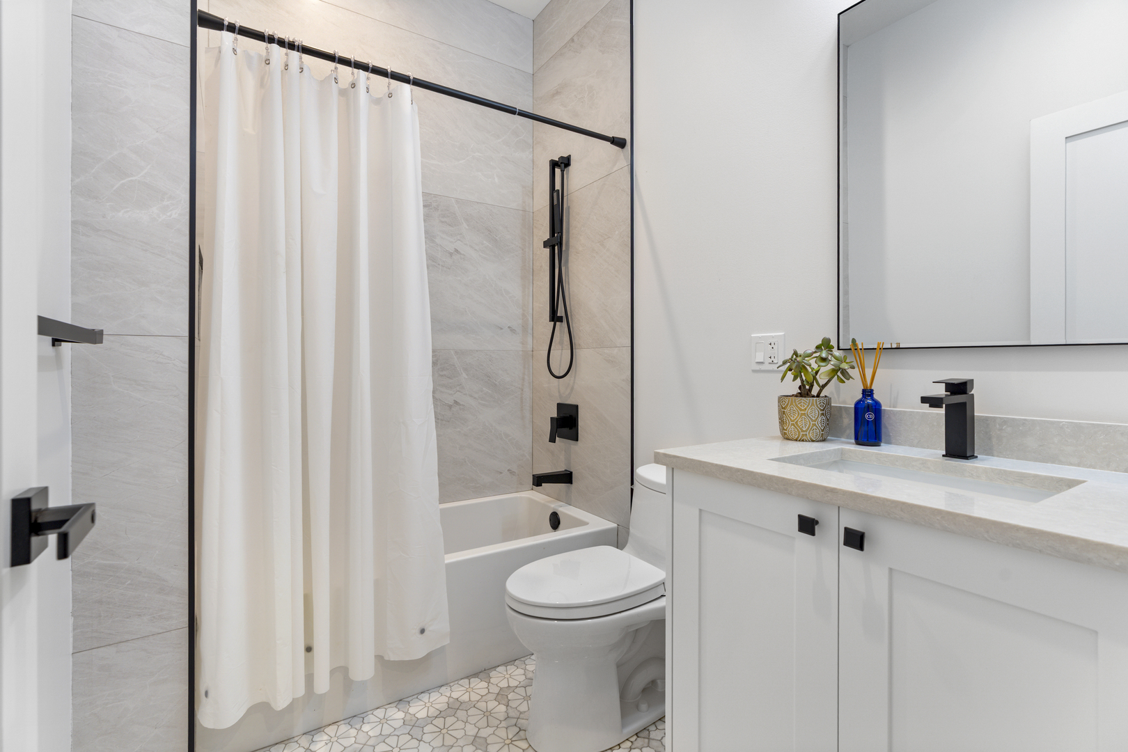 1525 N Bosworth Avenue Unit: 3S