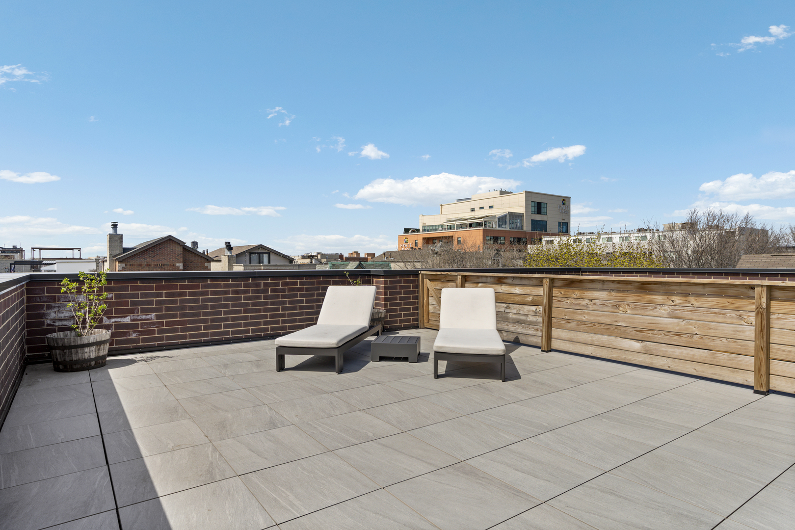 1525 N Bosworth Avenue Unit: 3S