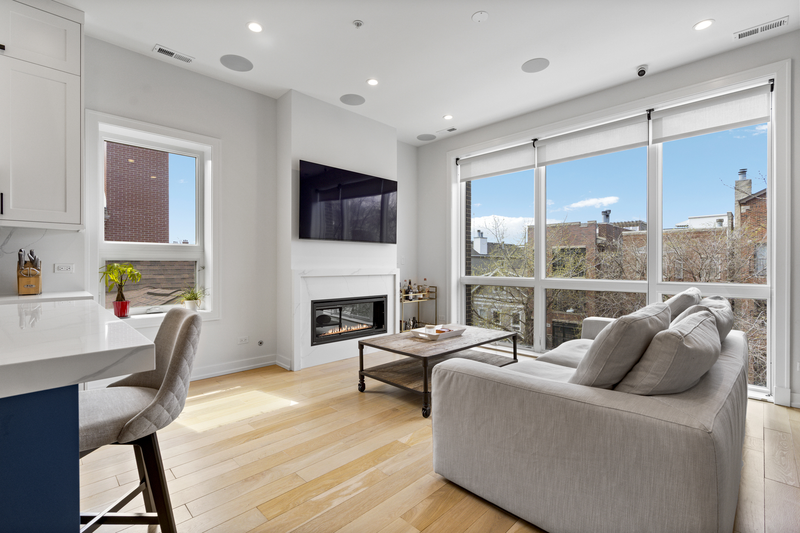 1525 N Bosworth Avenue Unit: 3S