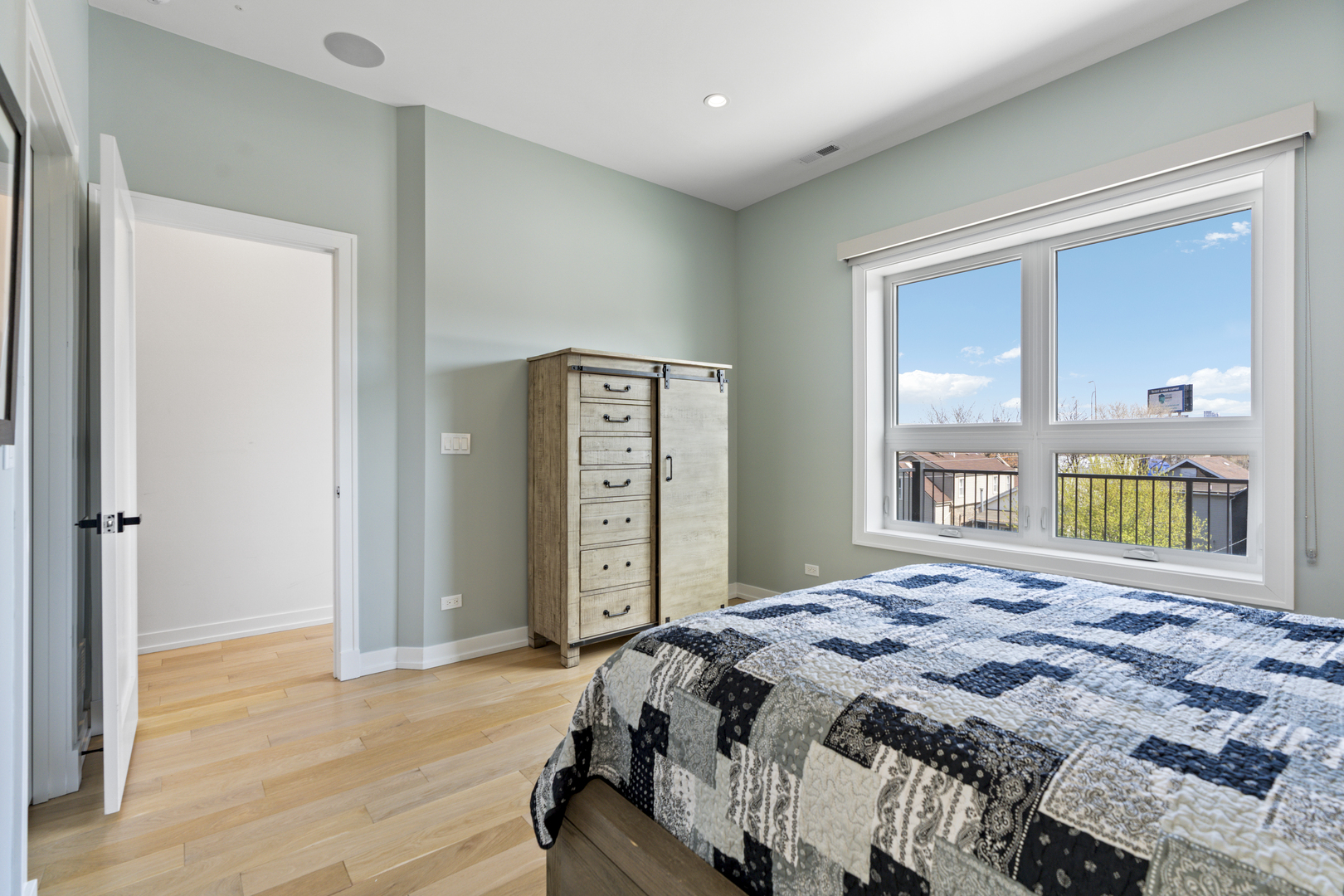 1525 N Bosworth Avenue Unit: 3S