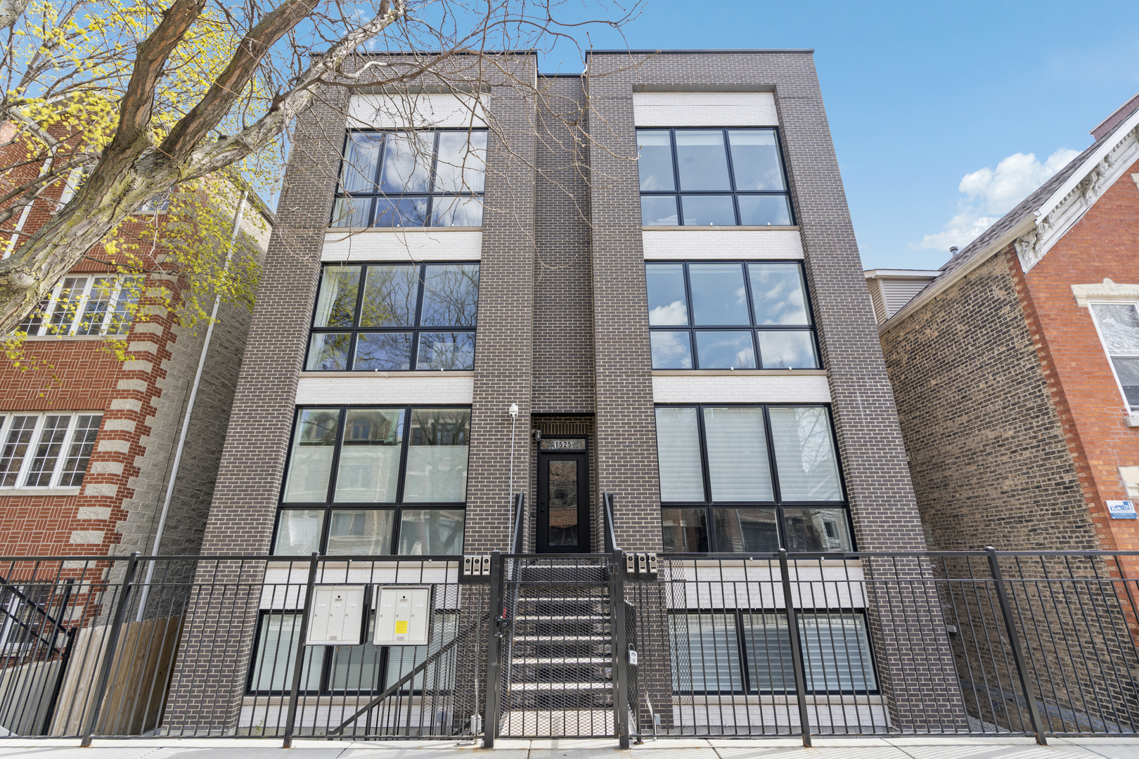 1525 N Bosworth Avenue Unit: 3S