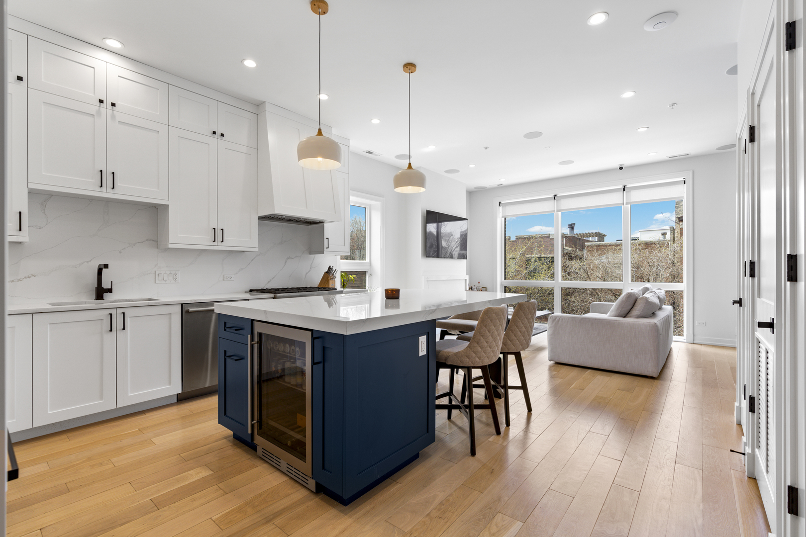 1525 N Bosworth Avenue Unit: 3S