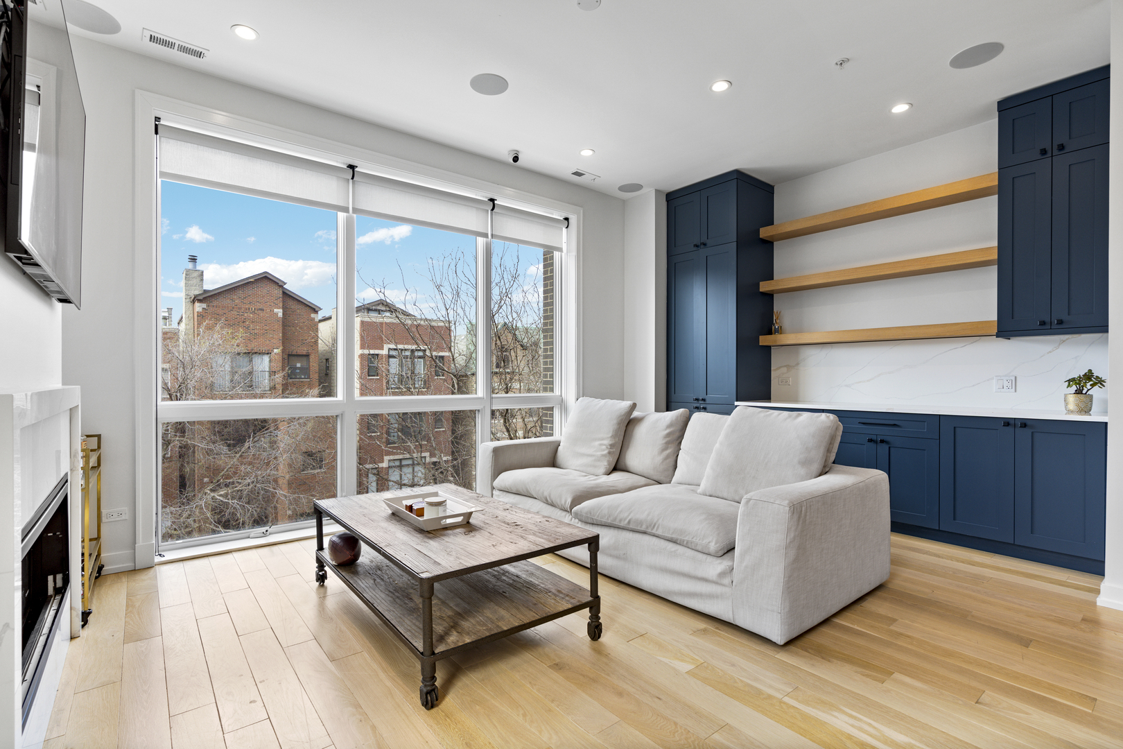 1525 N Bosworth Avenue Unit: 3S